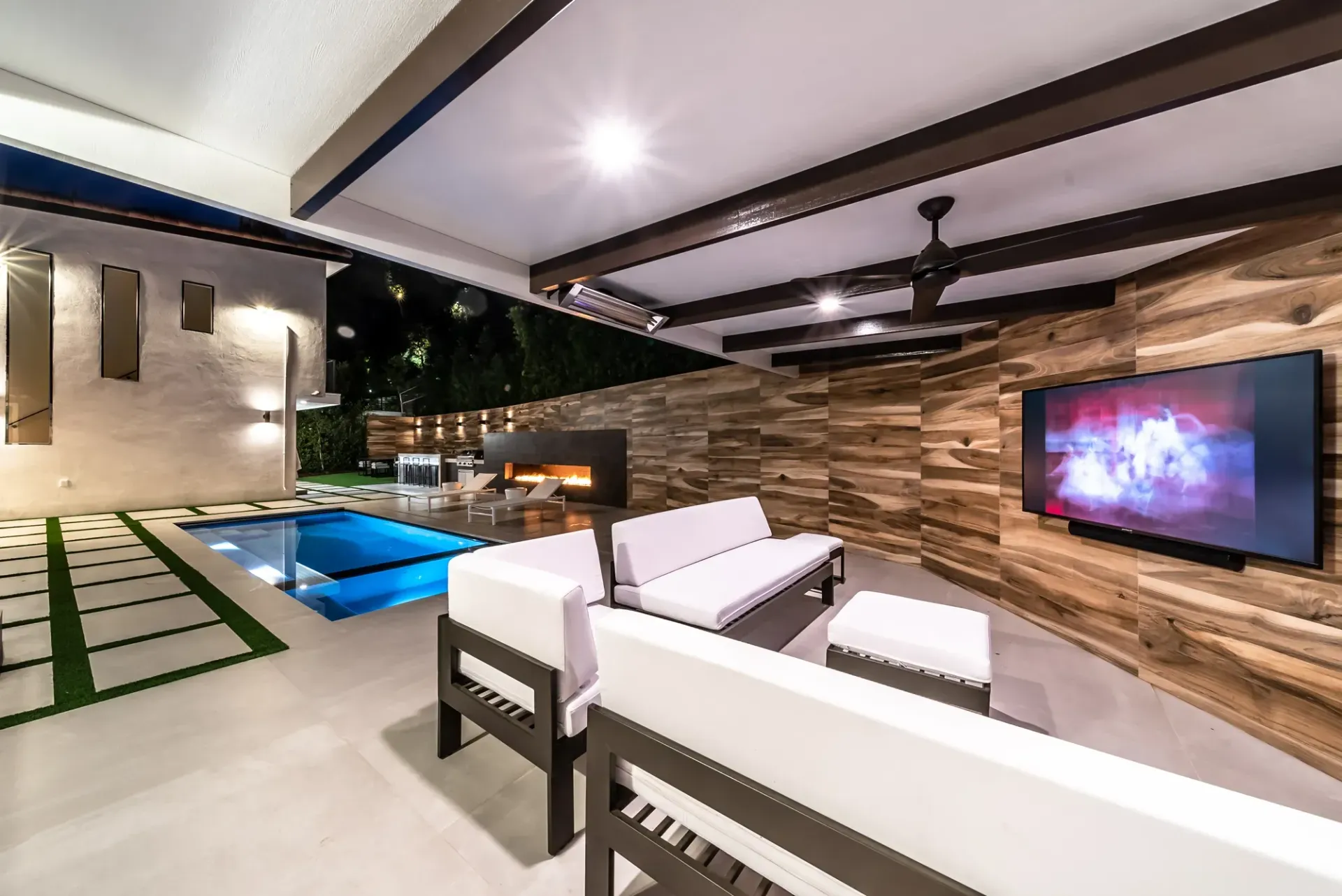 Luxury Swimming pool in Beverly Hills, CA.