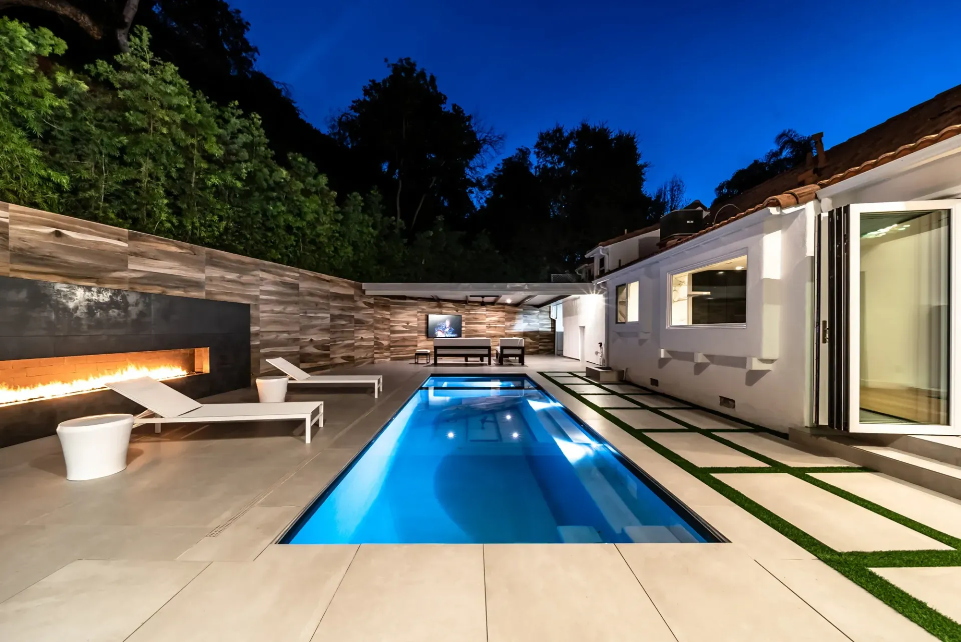 Luxury Swimming pool in Beverly Hills, CA.