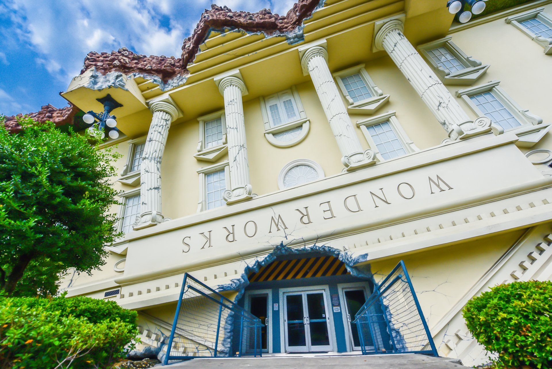 A building with the word wonderworks on it