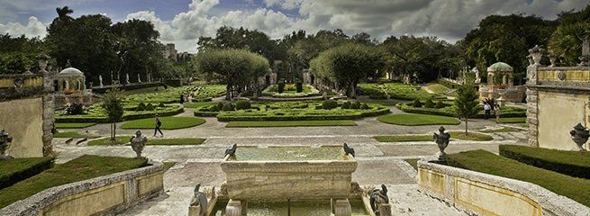 A large park with a fountain in the middle of it