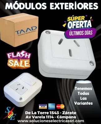 Promoción de módulos exteriores blancos con caja, “super oferta” y datos de tienda en español