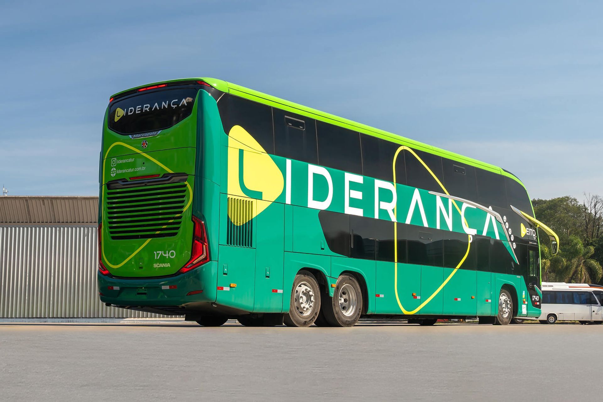 Ônibus de dois andares LIDERANÇA verde e preto, estacionado ao ar livre.