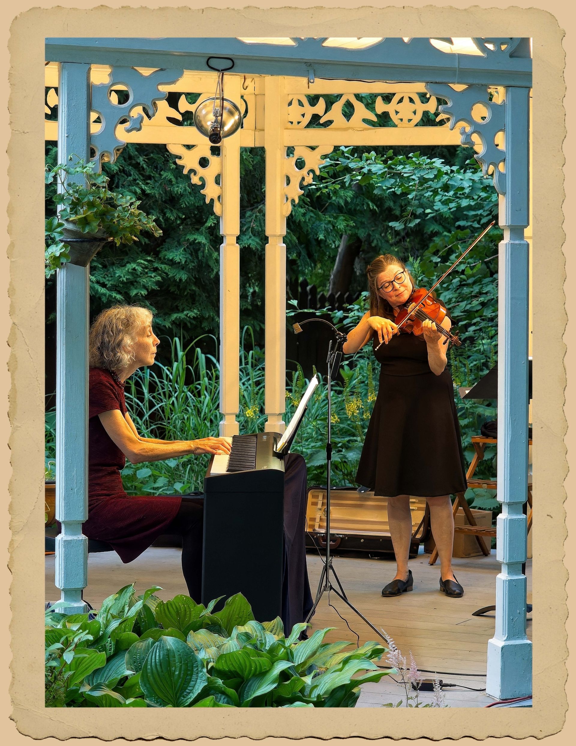 Une femme joue du violon tandis qu'une autre femme joue du piano