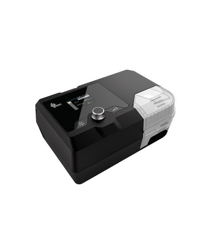 Máquina CPAP en blanco y negro con una cámara humidificadora de agua transparente acoplada.