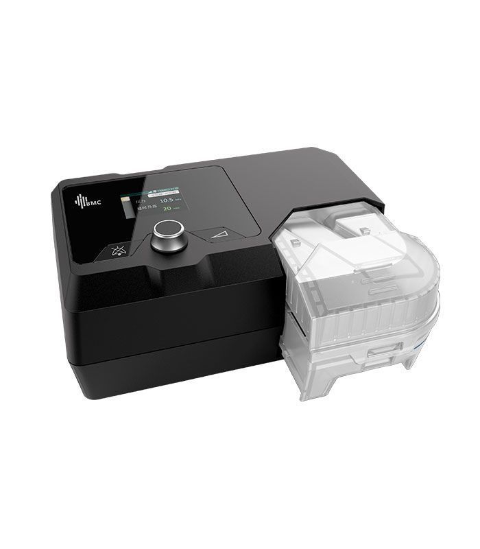 Máquina CPAP en blanco y negro con una cámara humidificadora de agua transparente acoplada.