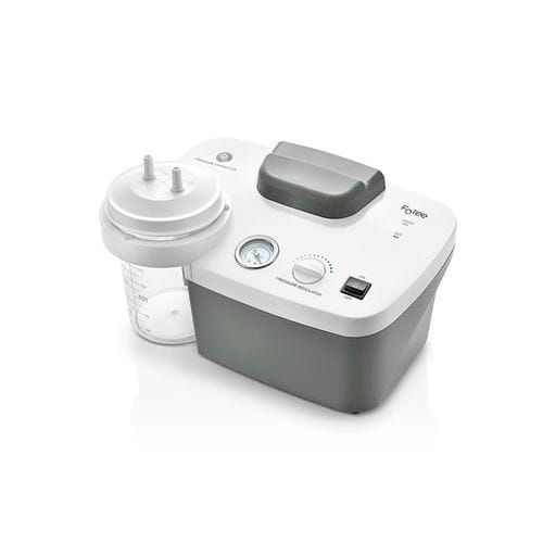 Bomba de vacío eléctrica compacta blanca con manómetro y recipiente transparente sobre una mesa.