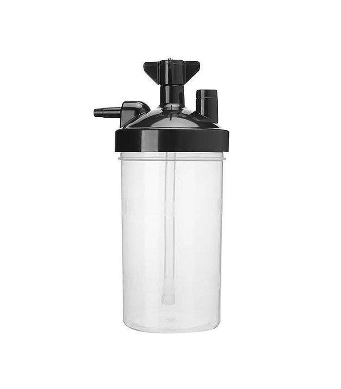Botella de agua de plástico transparente con tapa y boquilla negras.