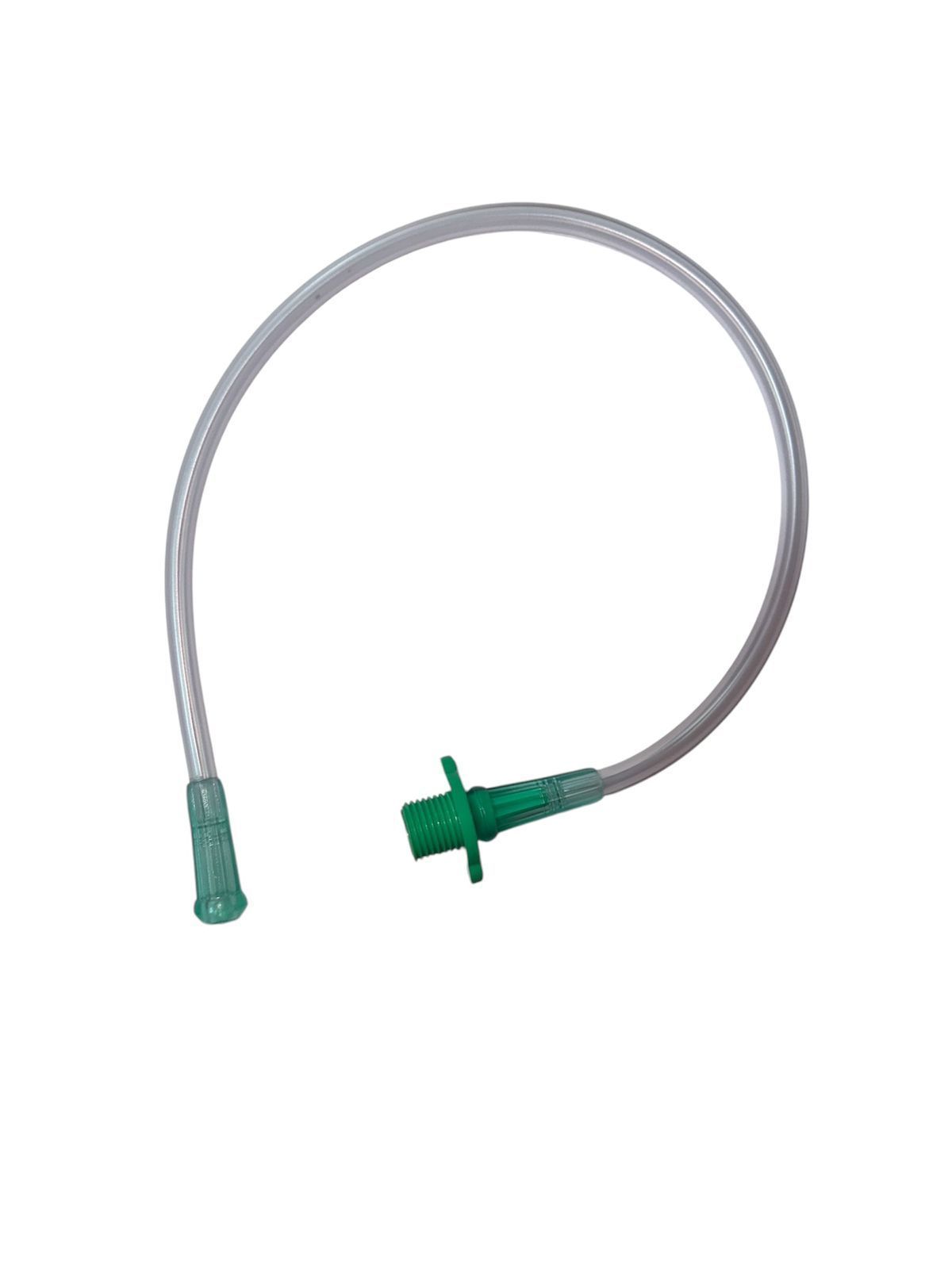 Catéter médico transparente con conector y punta verdes, enrollado sobre un fondo blanco.