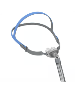 Mascarilla CPAP con correa azul y arnés gris unido a una manguera corrugada
