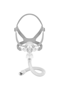 Mascarilla respiratoria CPAP transparente con arnés y tubo conectado, aislada sobre un fondo blanco.