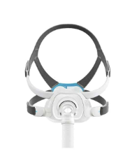 Mascarilla CPAP blanca y negra con correas para la cabeza, vista frontal sobre fondo blanco.