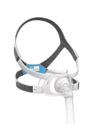 Mascarilla CPAP blanca y negra con correas para la cabeza, vista frontal sobre fondo blanco.