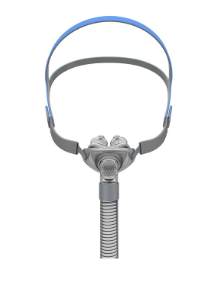 Mascarilla CPAP con correa azul y arnés gris unido a una manguera corrugada