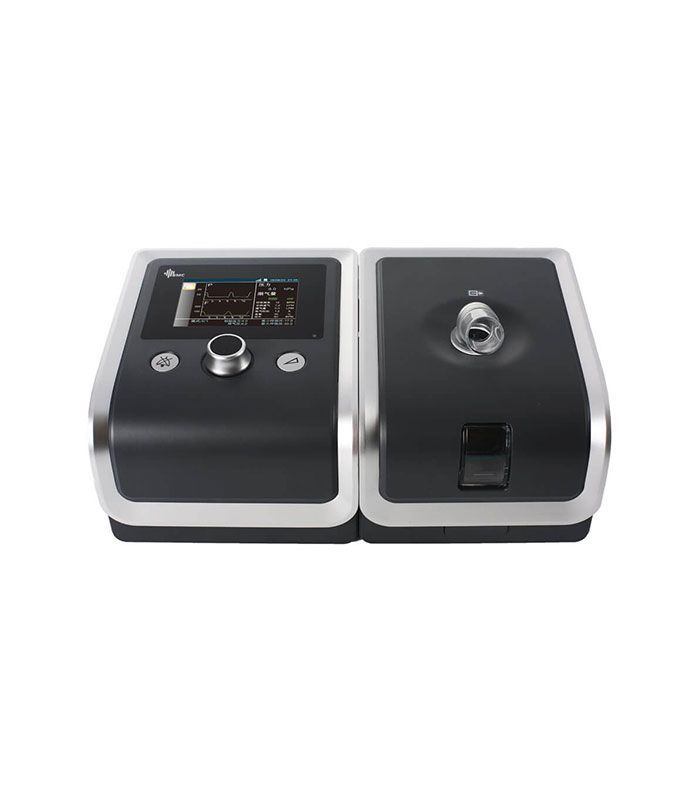 Máquina CPAP de sobremesa negra y plateada con pantalla digital y cámara humidificadora.