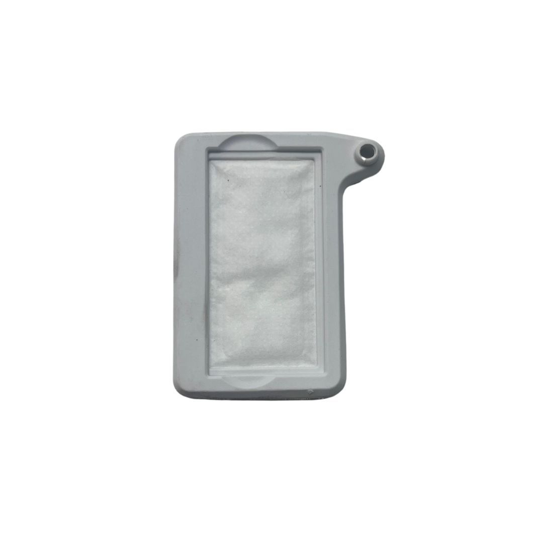 Portatarjetas colgante de plástico gris con bolsillo frontal transparente y orificio para clip.