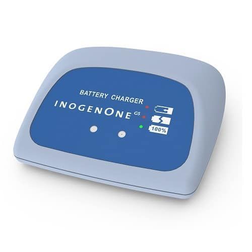 Cargador de baterías INOGENE azul con pantalla digital sobre una base gris claro