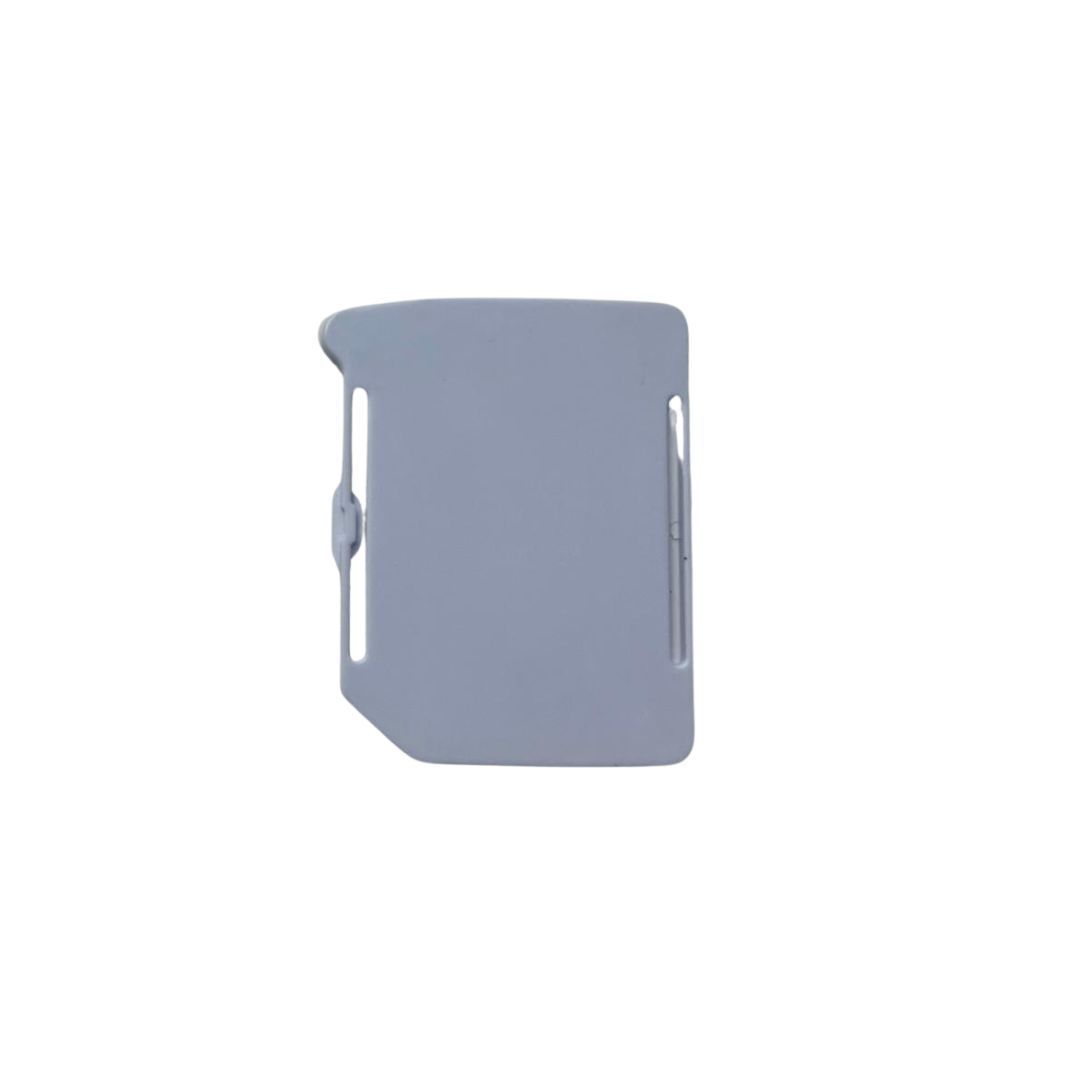 Portatarjetas colgante de plástico gris con bolsillo frontal transparente y orificio para clip.