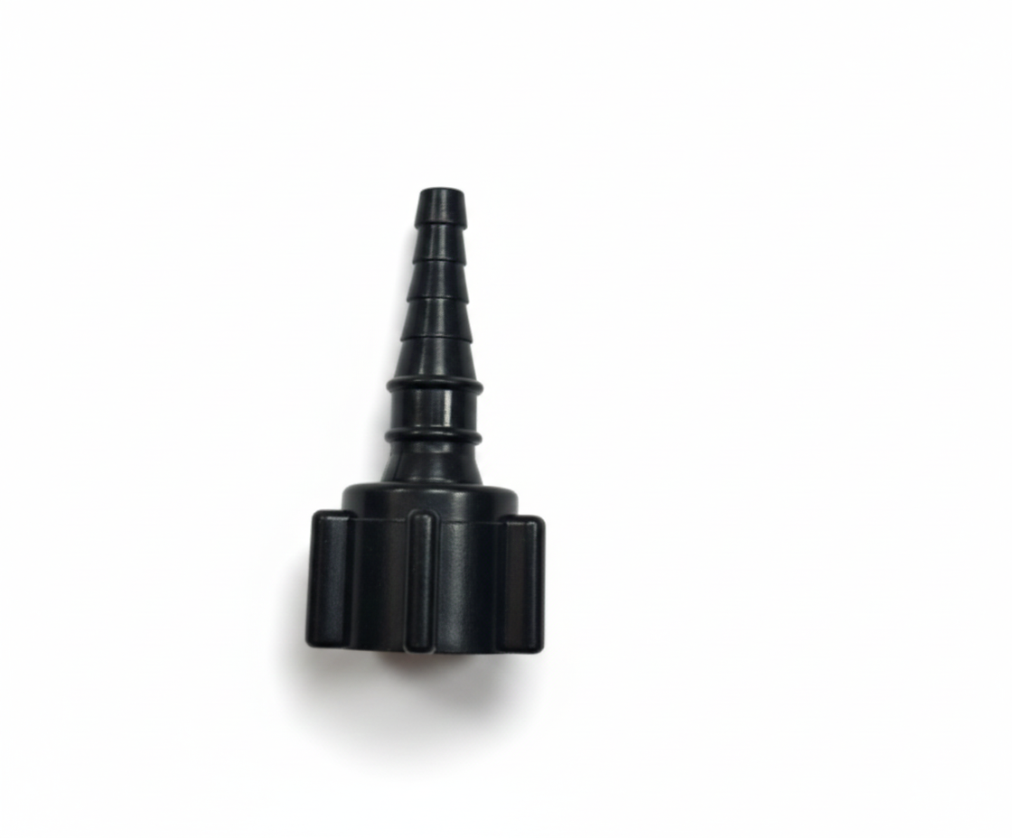 Conector de manguera de plástico negro con púas y parte superior cónica acanalada sobre fondo blanco.