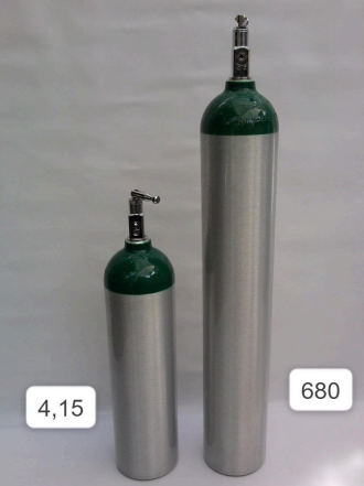 Dos bombonas de gas plateadas, una pequeña y otra alta, con la parte superior de color verde oscuro sobre un fondo liso.