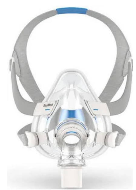 Mascarilla respiratoria gris y azul con correas para la cabeza, vista frontal sobre fondo blanco.