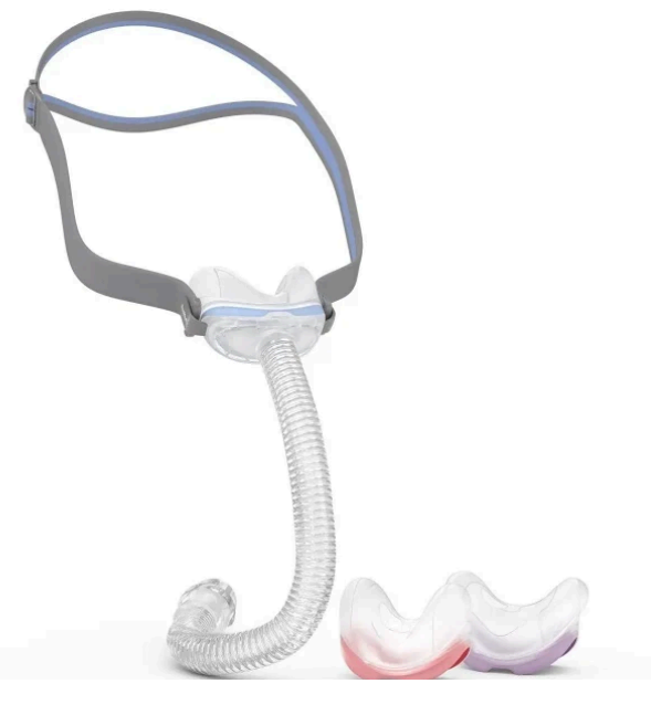 Mascarilla nasal CPAP con arnés y tubo corrugado, que se muestra con dos pequeños insertos similares a un protector bucal.