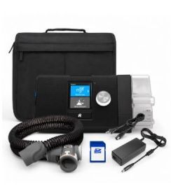 Máquina CPAP negra con pantalla digital y cámara humidificadora transparente sobre fondo blanco.