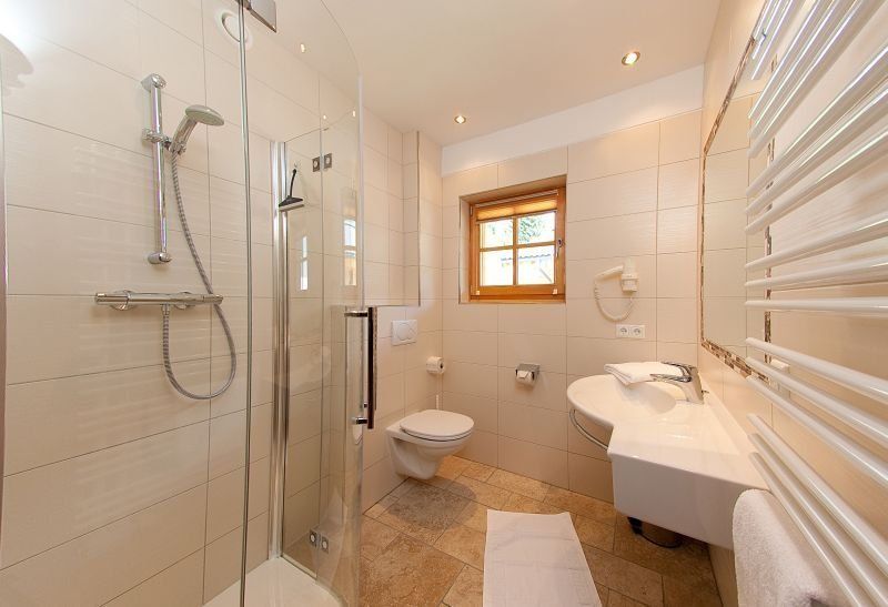Ausstattung Bad mit Dusche & WC