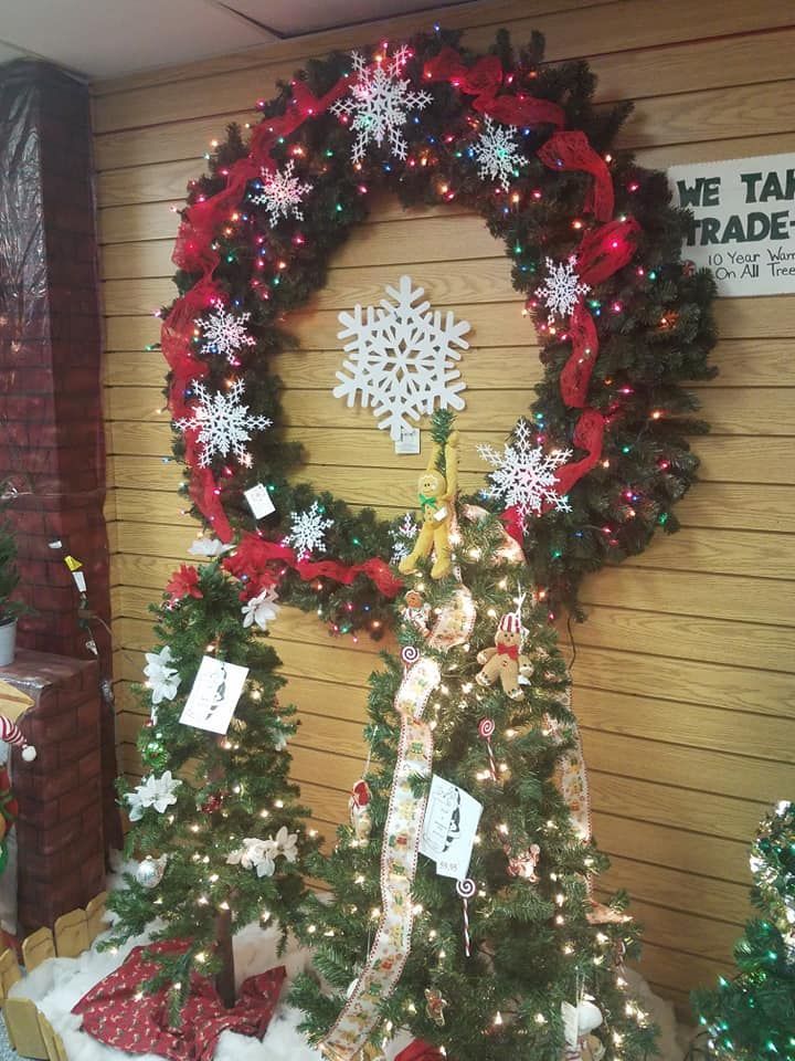 Homestead Pools and Spas Christmas Tree display and wreaths in Salem Ohio