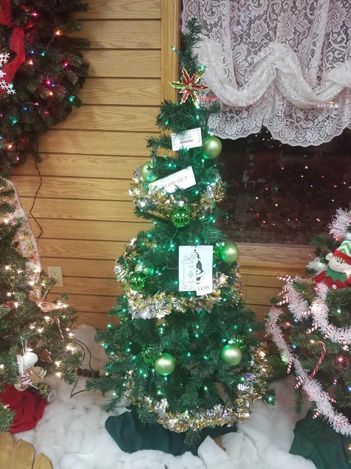 Homestead Pools and Spas Christmas Tree display near Youngstown, Ohio