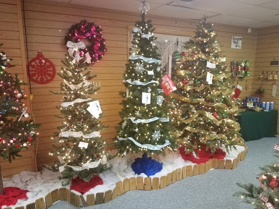 Homestead Pools and Spas Christmas Tree display near canton and Akron Ohio