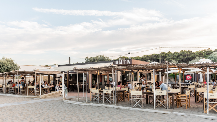 tavoli dello stabilimento balneare