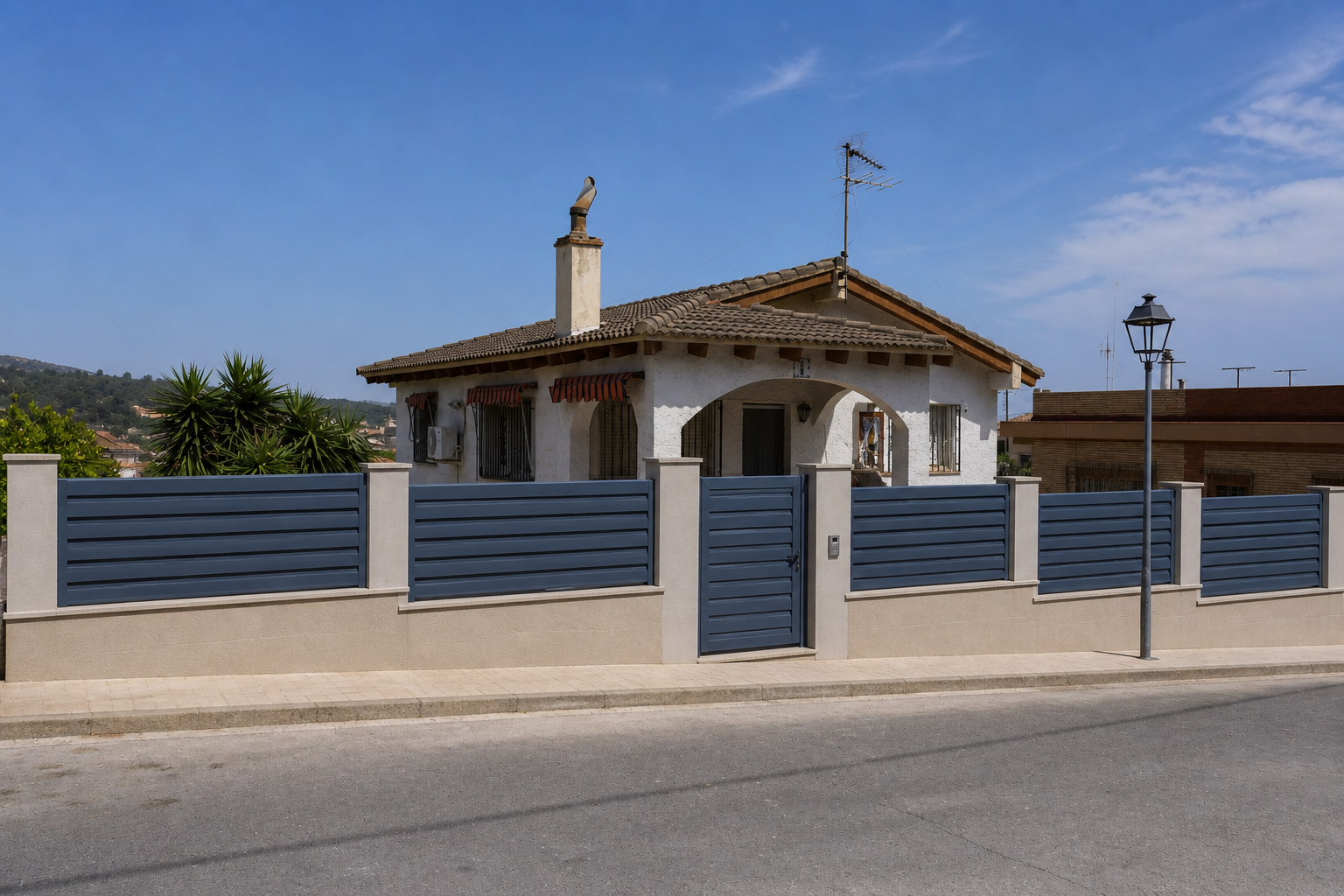 vallado metálico exterior moderno en vivienda