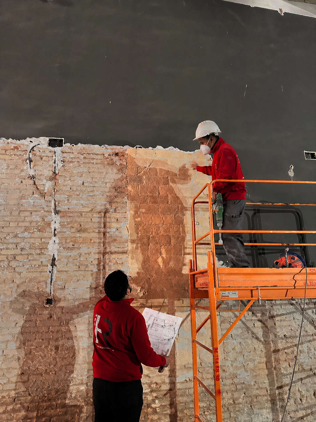 equipo de construcción trabajando en obra en Valencia