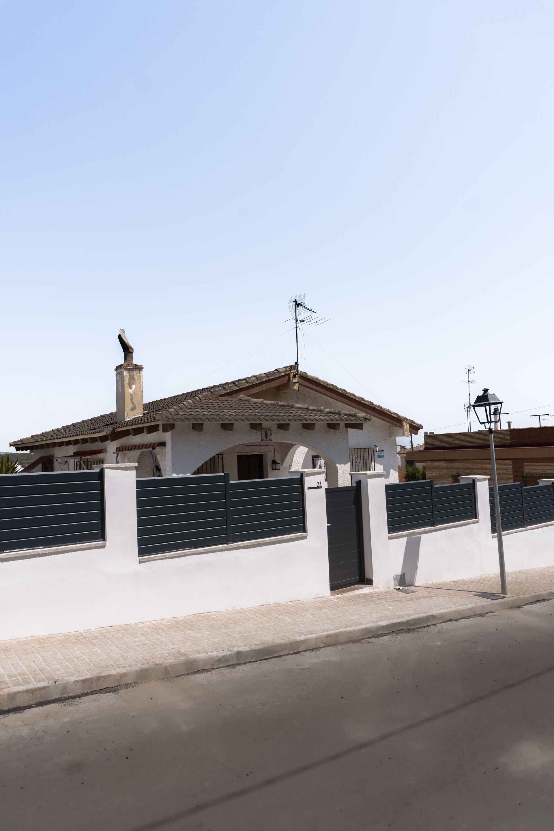 vallado metálico exterior moderno en vivienda
