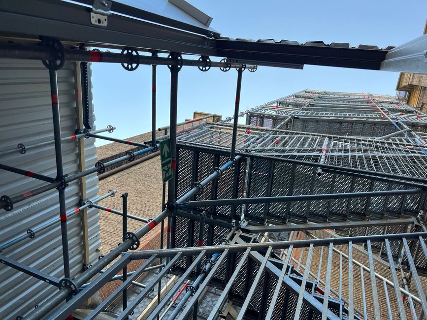 De Grote Kerk werd een trekpleister voor publiek steiger is geplaatst door externe vakmensen om de toren te beklimmen en de werkzaamheden veilig uit te voeren