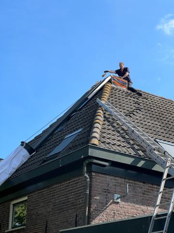 met een glijgoot werd er voorkomen met veel mensen de stenen naar beneden in container te deponeren Schoorsteen verwijdere, deze had geen functie meer en was al jaren lek, waardoor zelfs de houtconstructie van de kap werd aangeta