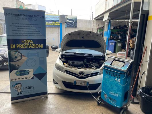 dipendente di agenzia di noleggio auto
