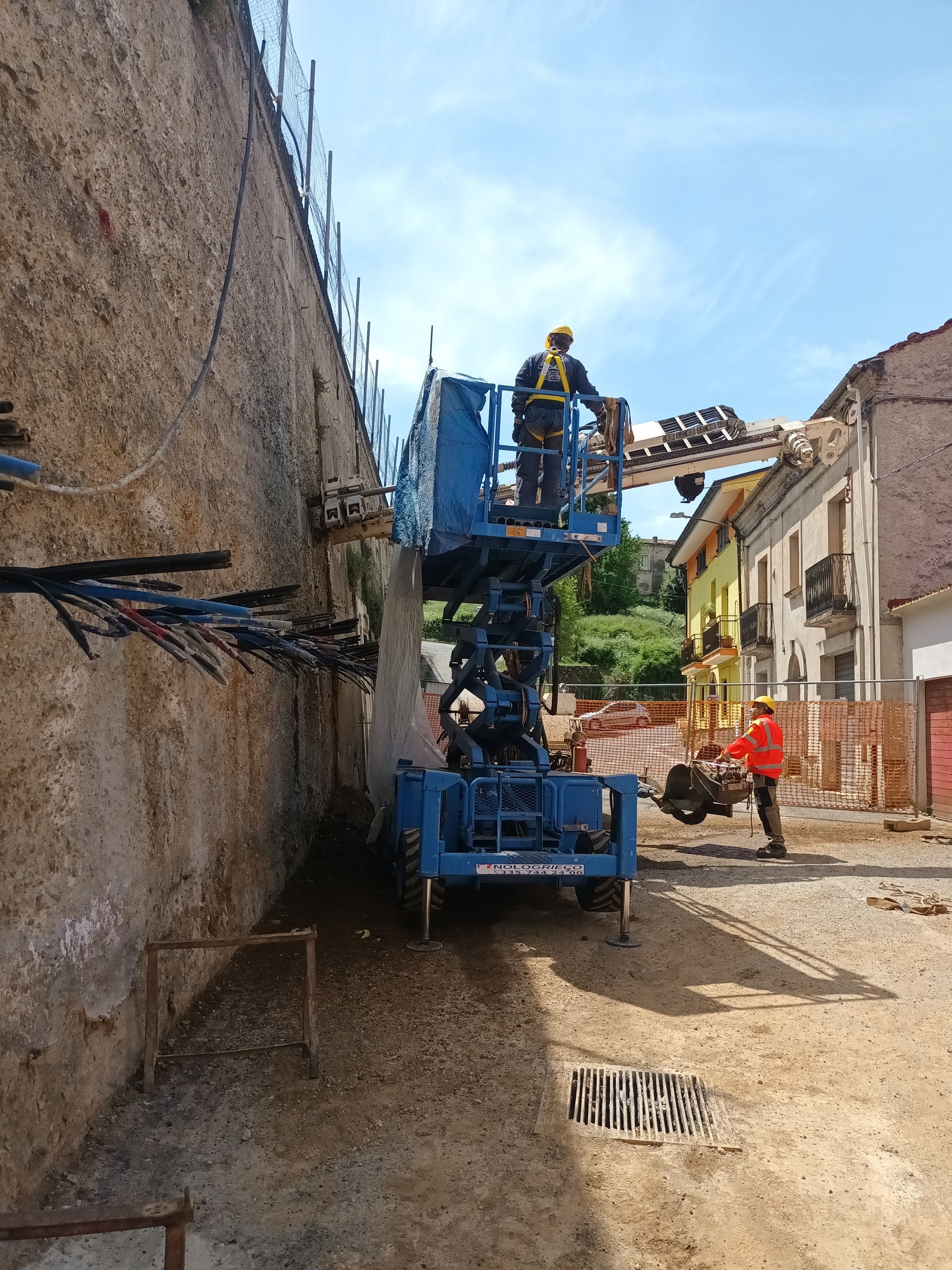 trivellazione svolta da un gruppo di operai