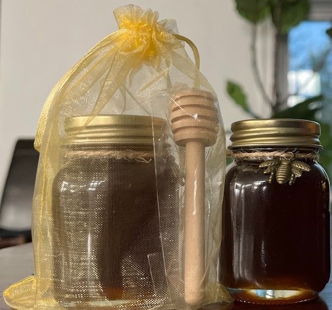 Mini honey gift set with a charming bag and honey stick.
