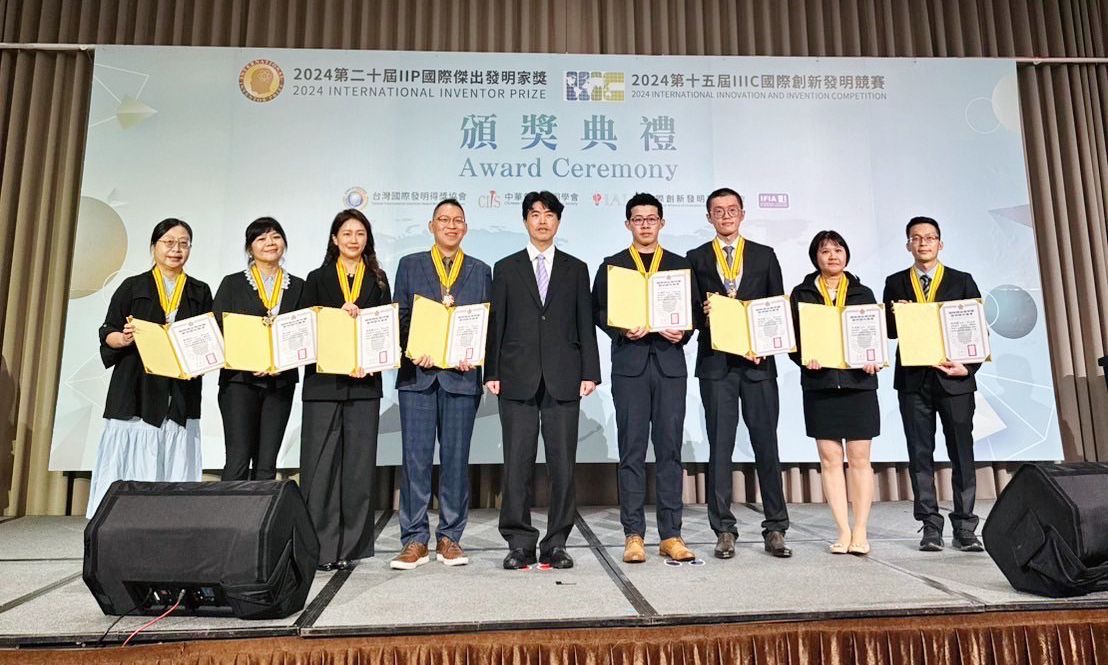 沛美生醫榮獲2024 IIP國際傑出發明家獎的頒獎典禮,由董事長廖曼華上台領獎