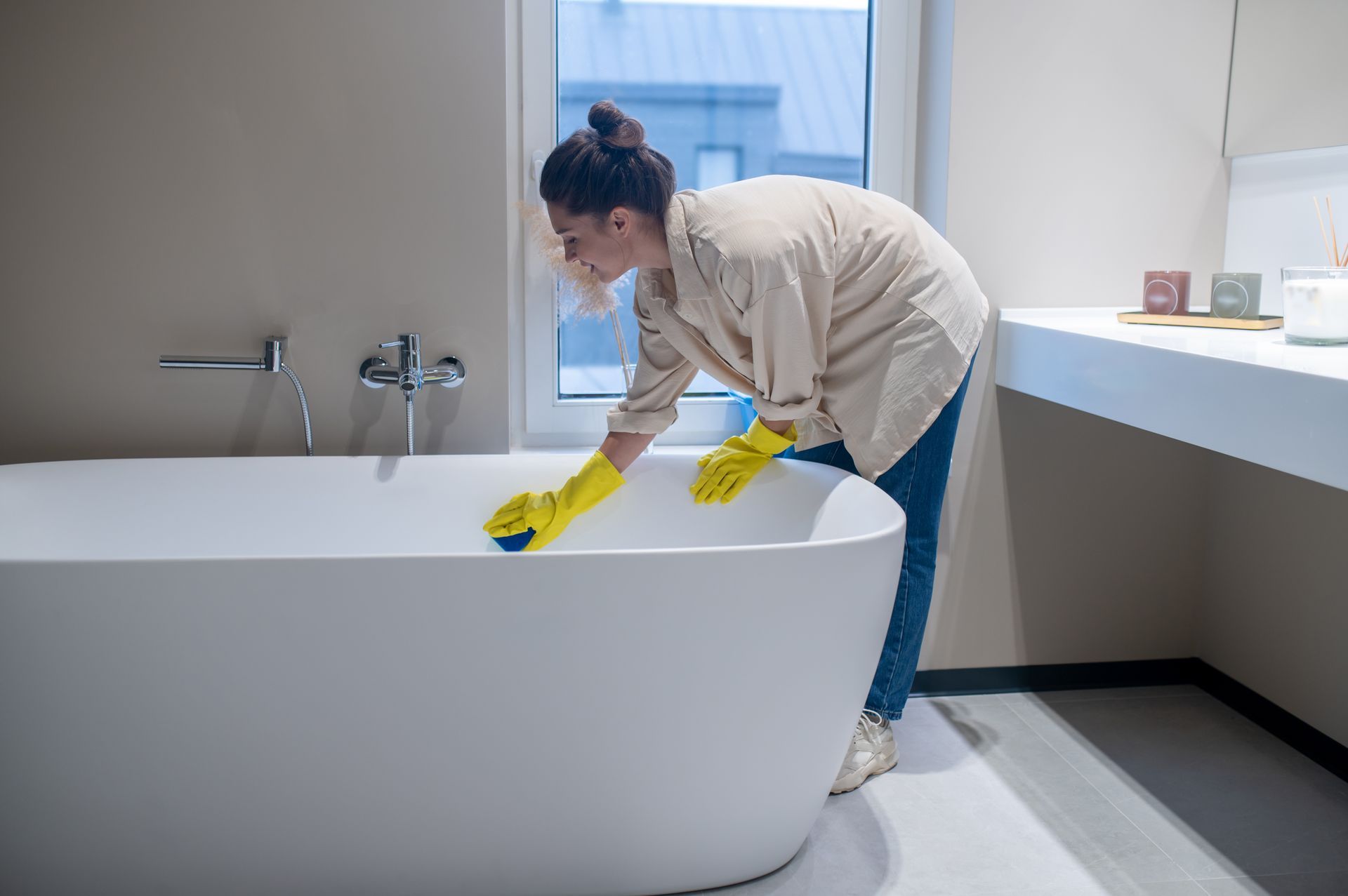 woman cleaning the bathtub