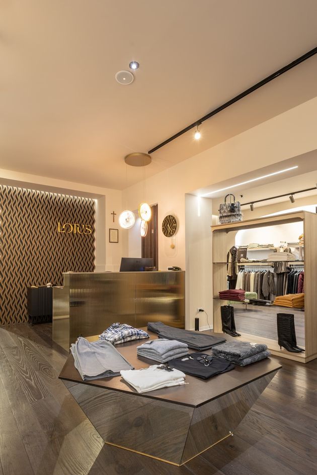interno di Lotus Concept store