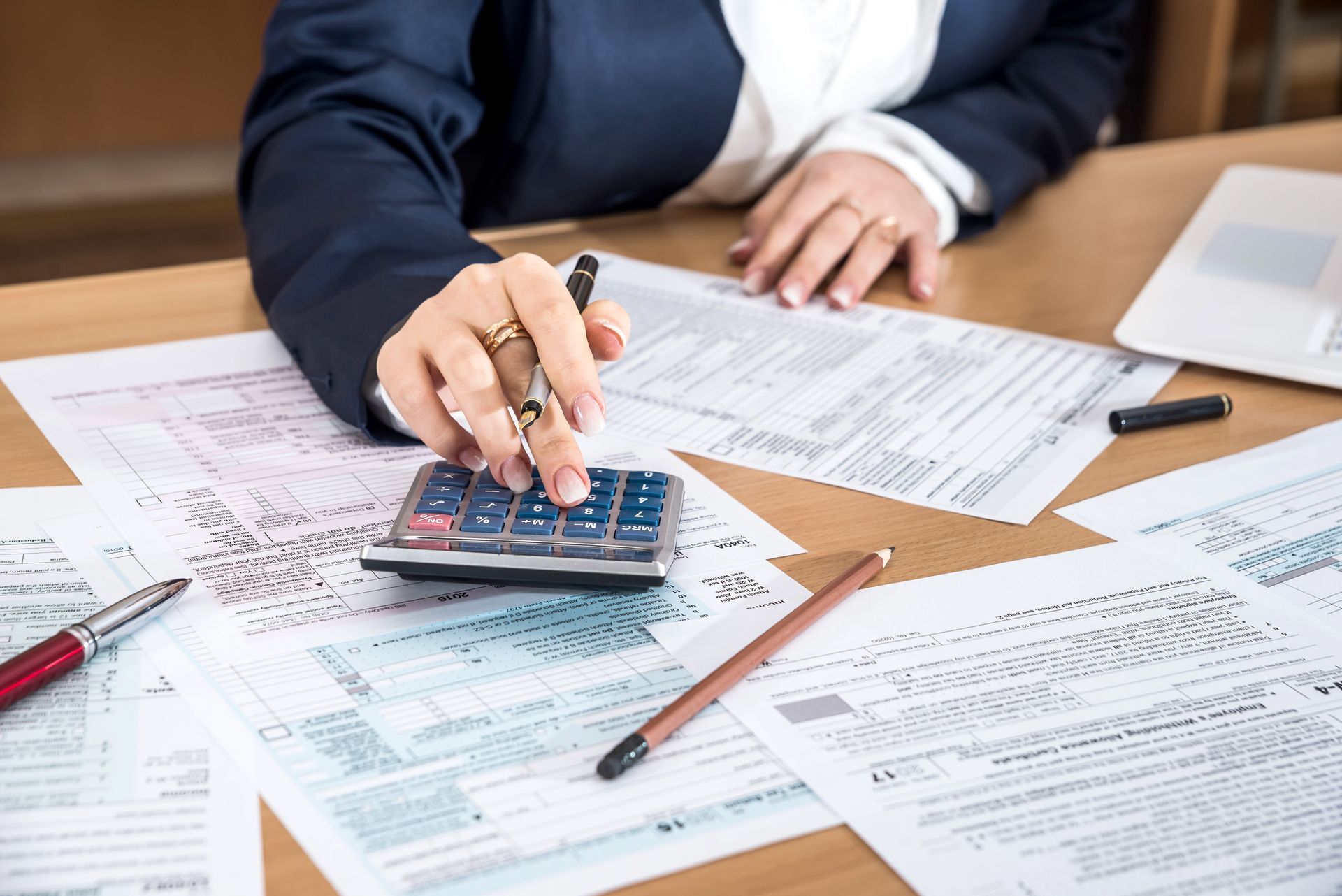 Finanzen kontrollieren mit Taschenrechner