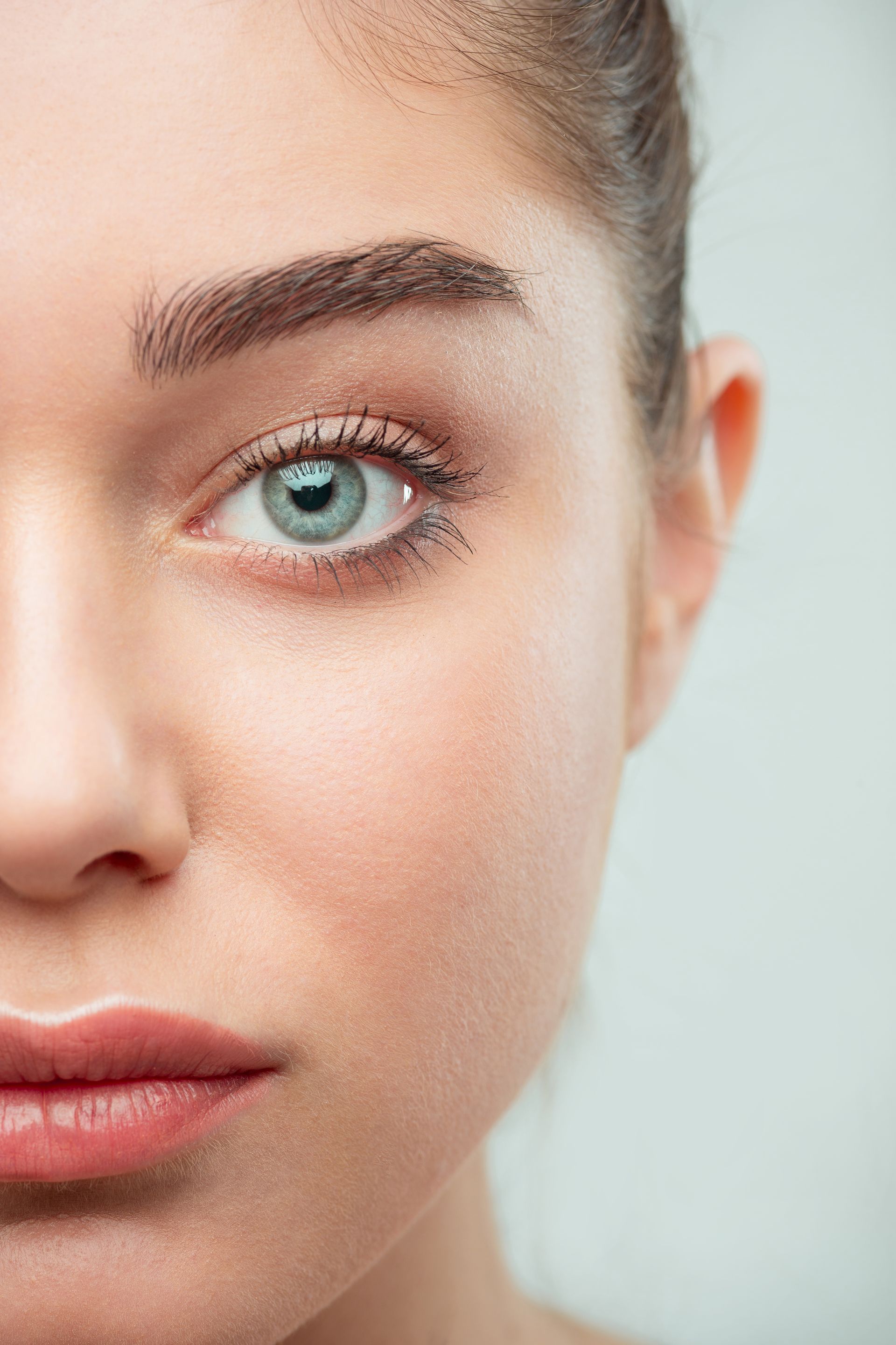 Um close do rosto de uma mulher com olhos verdes.