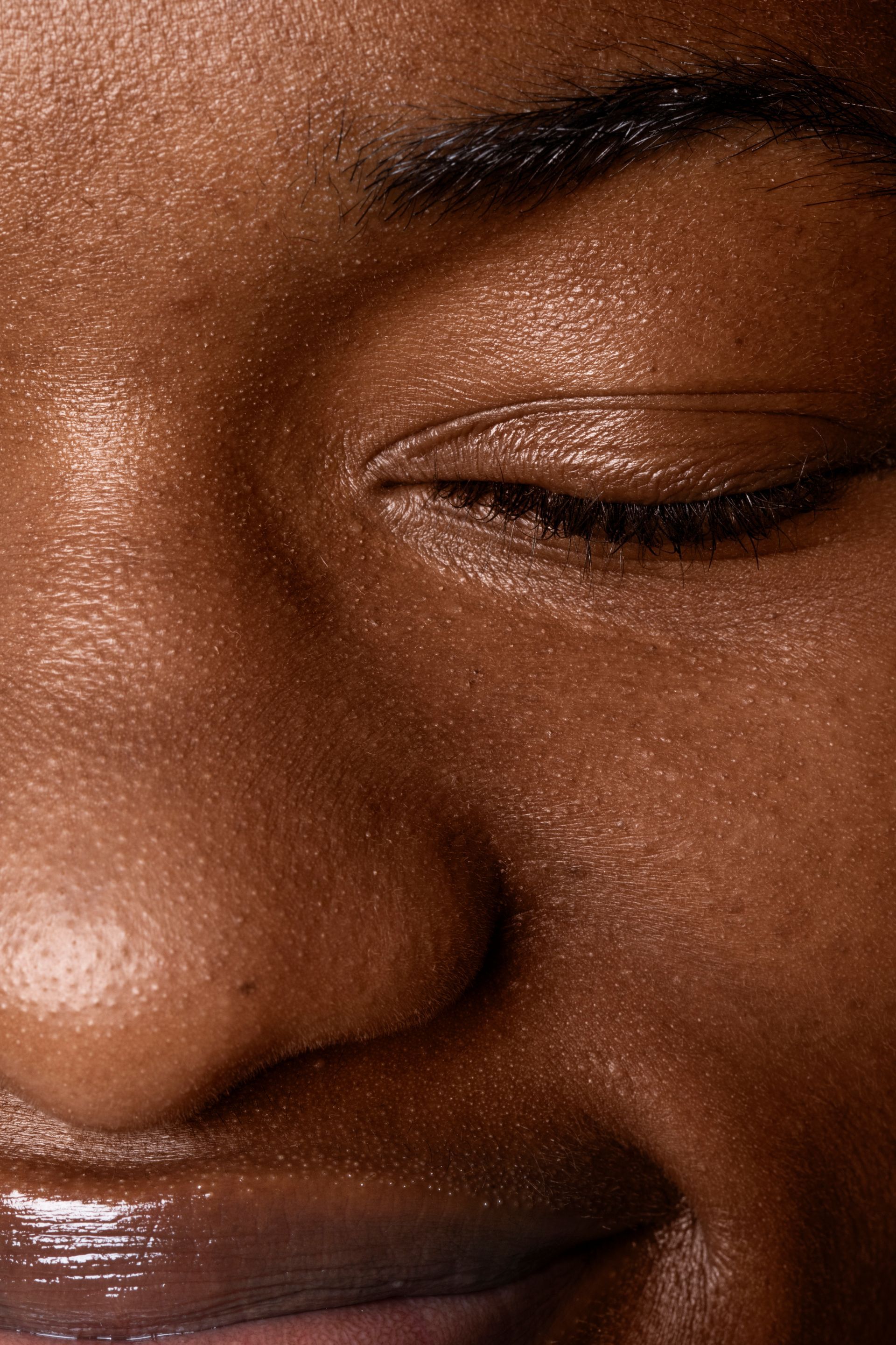 Um close do rosto de uma mulher com os olhos fechados.