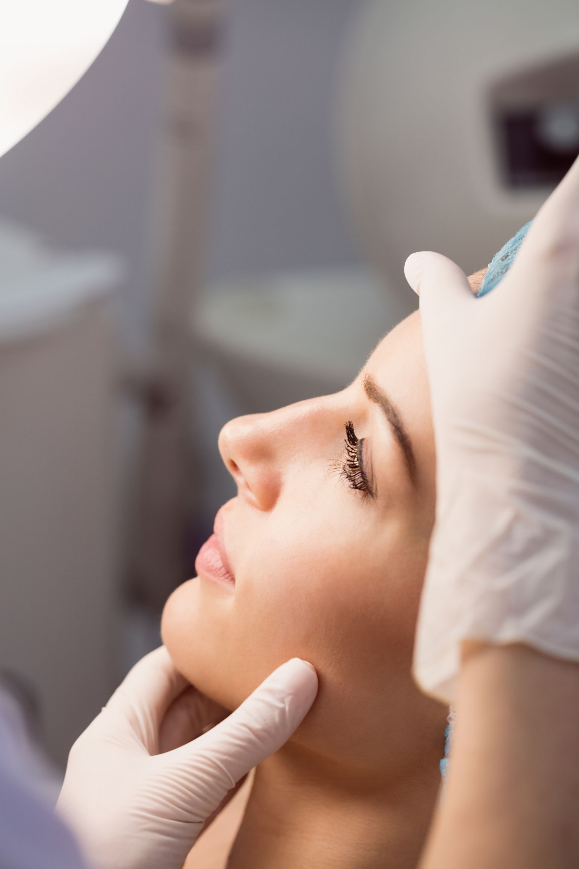 Uma mulher está recebendo uma injeção de botox no rosto.