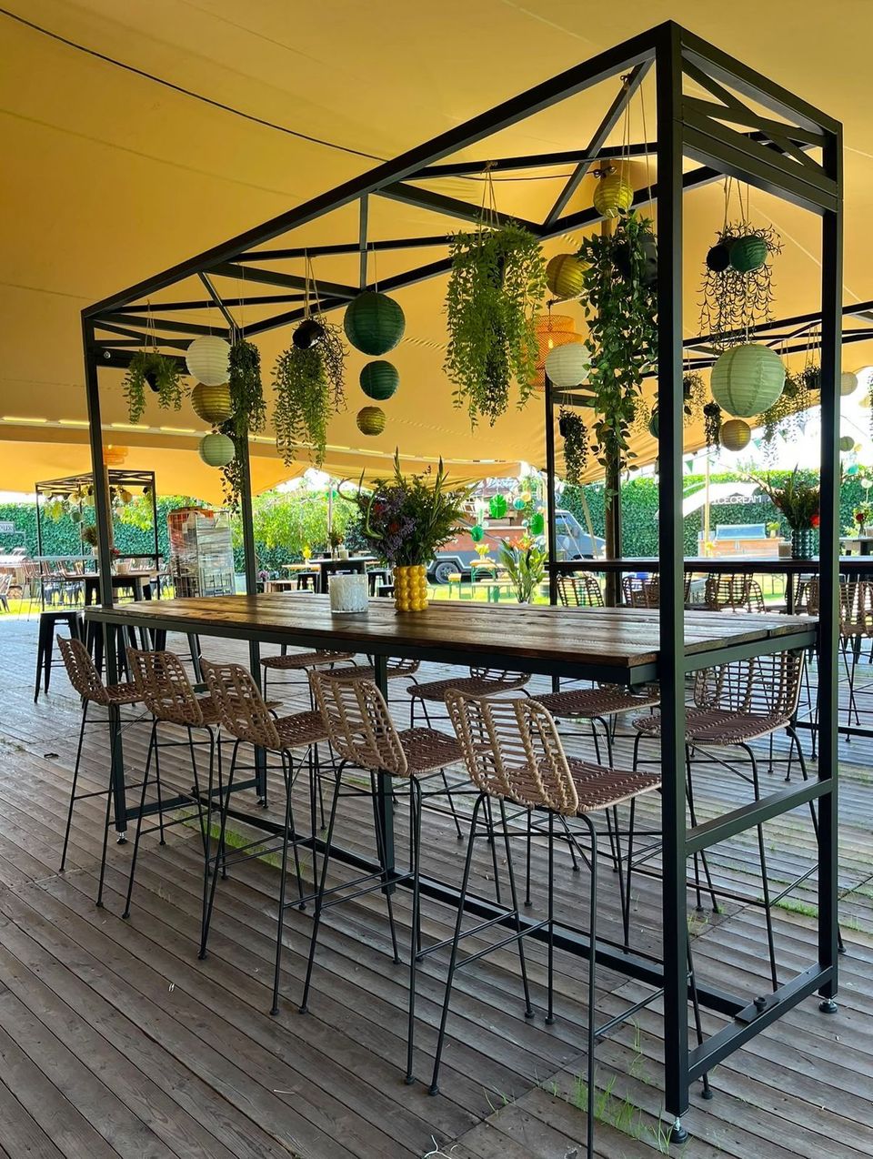 Staalkleurige bar met planten op een houten vloer