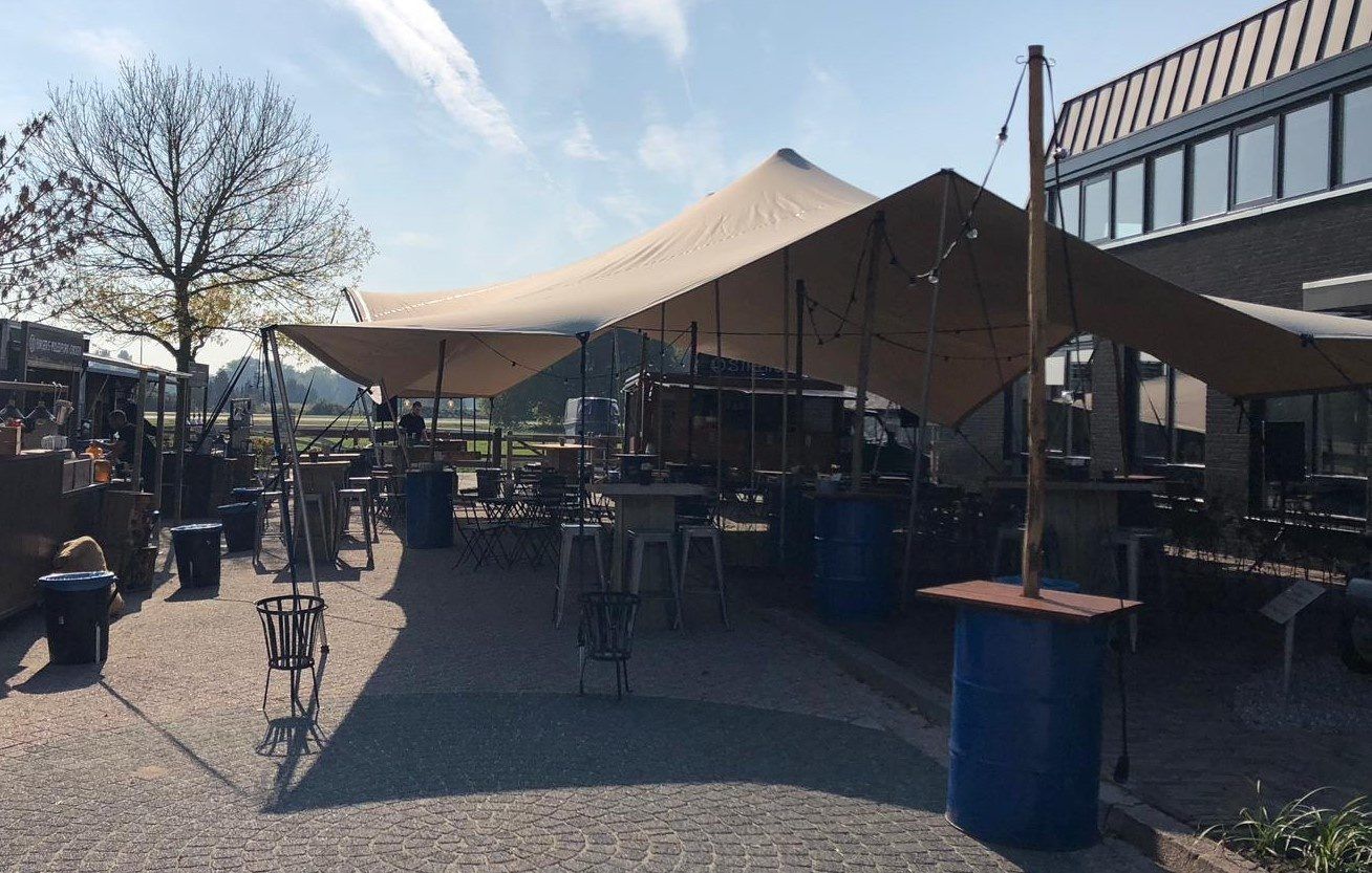 Stretchtent als overkapping van een terras