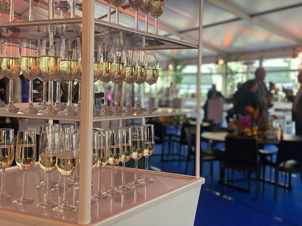Champagnebar in de frametent