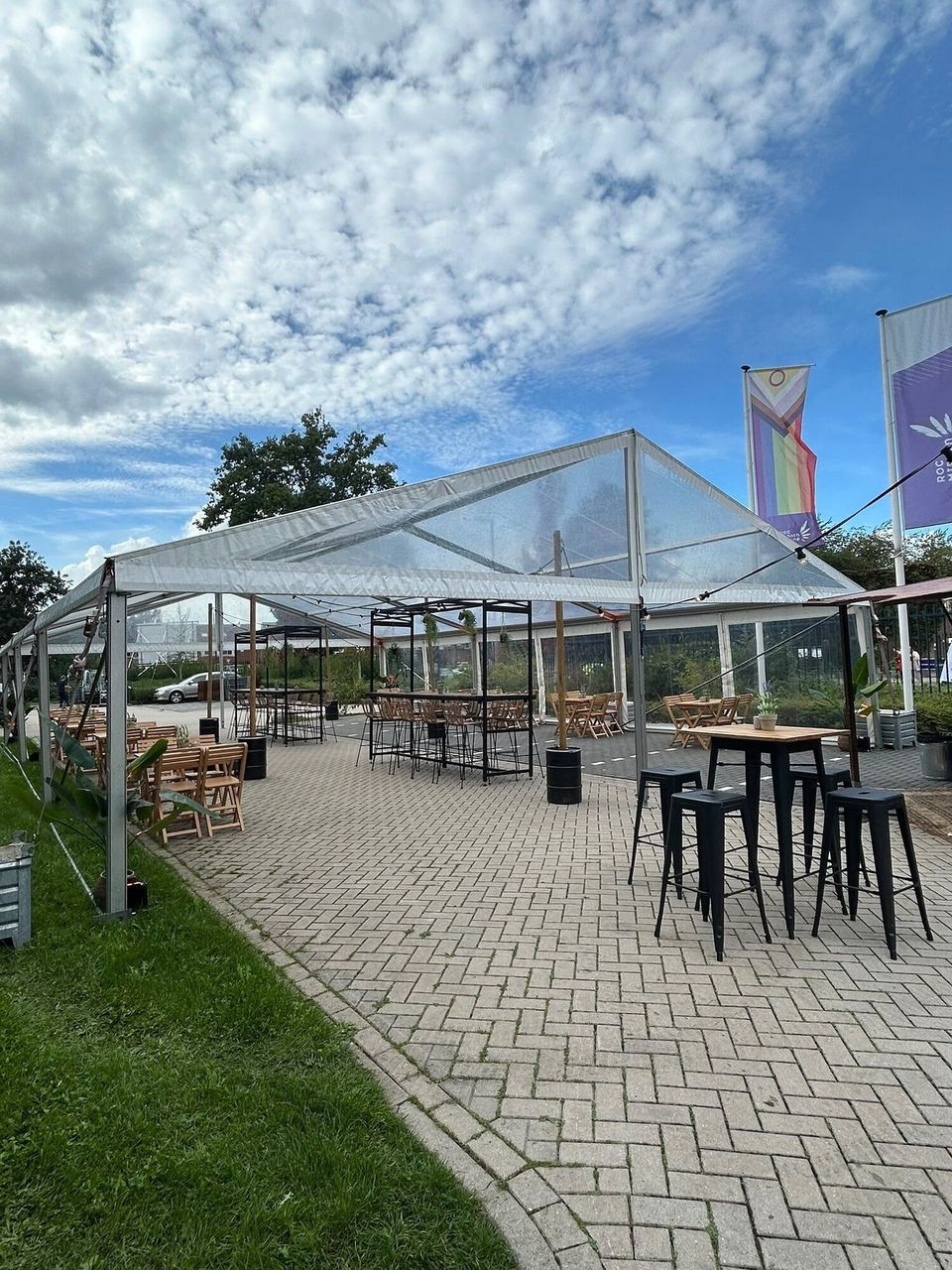 Transparante frametent op een terras